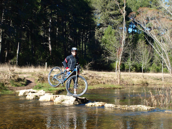 ciclista cruzando el río lobos, cañon del río lobos