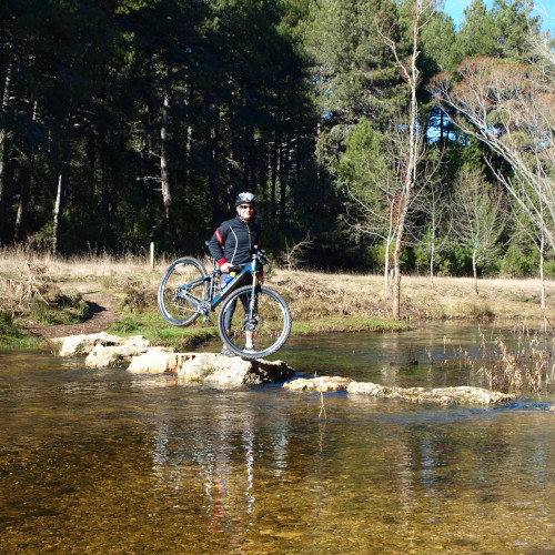 ciclista cruzando el río lobos, cañon del río lobos